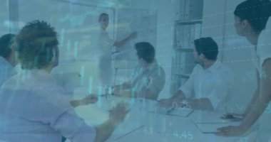 Ofiste toplanan çeşitli iş adamlarının finansal veri işleme animasyonları. Küresel iş, finans ve dijital arayüz kavramı dijital olarak oluşturulmuş video.