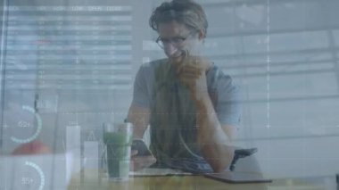 Akıllı telefon kullanan beyaz iş adamının finansal veri işleme animasyonu. Küresel iş, finans, bilgisayar ve veri işleme kavramı dijital olarak oluşturulmuş video.