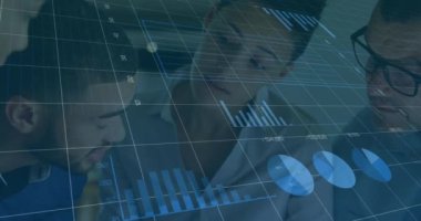 Ofiste tartışan çeşitli meslektaşlar grubu üzerinde istatistiksel veri işleme animasyonu. İş veri teknolojisi kavramı