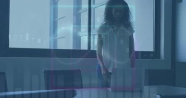 Ofisteki iki ırklı iş kadınıyla ilgili finansal veri işleme animasyonu. Küresel iş, finans, bilgisayar ve veri işleme kavramı dijital olarak oluşturulmuş video.