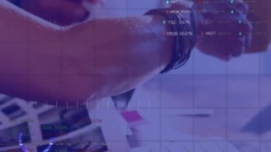 Ofiste çalışan iş adamları üzerinde finansal veri işleme animasyonu. Küresel hesaplama, finans, iş ve veri işleme kavramı dijital olarak oluşturulmuş video.