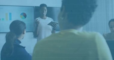 Ofisteki çeşitli iş adamları üzerinde veri işleme animasyonu. Küresel iş ve dijital arayüz kavramı dijital olarak oluşturulmuş video.