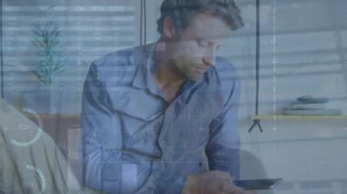 Akıllı telefon kullanan beyaz iş adamının finansal veri işleme animasyonu. Küresel iş, finans, bilgisayar ve veri işleme kavramı dijital olarak oluşturulmuş video.