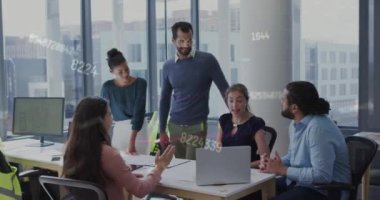 Ofisteki çeşitli iş adamları üzerinde finansal veri işleme animasyonu. Küresel iş, finans, bilgisayar ve veri işleme kavramı dijital olarak oluşturulmuş video.