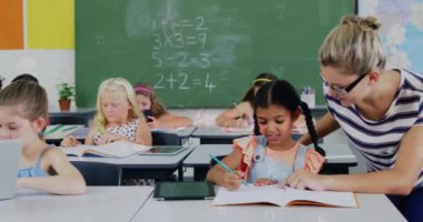 Kafkas kadın öğretmen ve çeşitli okul çocukları üzerinde veri işleme animasyonu. Küresel eğitim ve dijital arayüz kavramı dijital olarak oluşturulmuş video.