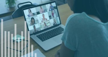 Ofisteki iş adamları üzerinde finansal veri işleme animasyonu. Küresel iş, hesaplama, bağlantılar ve dijital olarak oluşturulmuş video işleme kavramı.