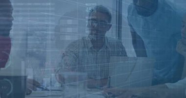 Ofisteki iş adamları üzerinde finansal veri işleme animasyonu. Küresel iş, finans, hesaplama, bağlantılar ve veri işleme kavramı dijital olarak oluşturulmuş video.