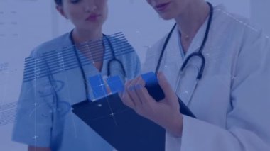 Çeşitli doktorlar üzerinde finansal veri işleme animasyonu. Küresel tıp, finans ve dijital arayüz kavramı dijital olarak oluşturulmuş video.