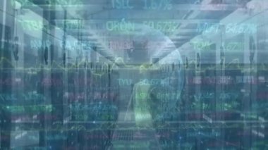 Beyaz erkek çalışanın sunucu odasında veri işleme animasyonu. küresel iş ve dijital arayüz kavramı dijital olarak oluşturulmuş video.