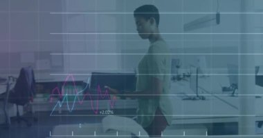 Ofisteki iki ırklı iş kadınıyla ilgili finansal veri işleme animasyonu. Küresel iş, finans, bilgisayar ve veri işleme kavramı dijital olarak oluşturulmuş video.