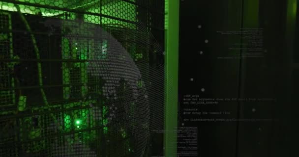 地球のアニメーションとコンピュータサーバー上のデータ処理 グローバル接続 ビジネス コンピューティング データ処理の概念デジタルで生成されたビデオ — ストック動画