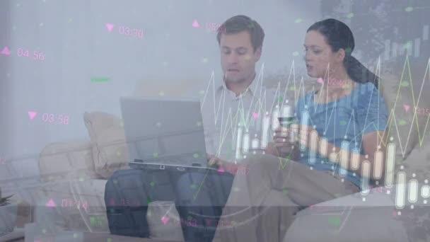 卡卡夫妇在家里用笔记本电脑上网购物时 图片和数字的动画 数字合成 多次曝光 信用卡 — 图库视频影像