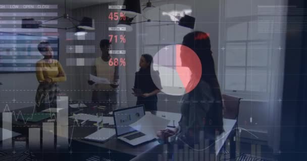 Ofiste Çalışan Çeşitli Adamları Üzerinde Veri Işleme Animasyonu Küresel Dijital — Stok video
