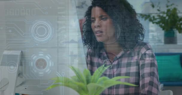 Анимация Обработки Данных Биометрической Бизнес Леди Помощью Наушников Офисе Концепция — стоковое видео