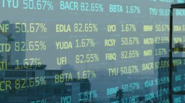 Finansal veri işlemenin animasyonu ve şehir manzarası istatistikleri. Küresel iş, finans, veri işleme ve bağlantılar konsepti dijital olarak oluşturulmuş video.