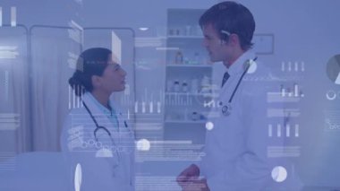 Çeşitli doktorlar üzerinde finansal veri işleme animasyonu. Küresel tıp, finans ve dijital arayüz kavramı dijital olarak oluşturulmuş video.