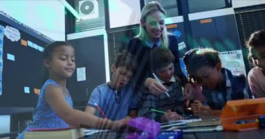 Kafkas kadın öğretmen ve çeşitli okul çocukları üzerinde veri işleme animasyonu. Küresel eğitim ve dijital arayüz kavramı dijital olarak oluşturulmuş video.