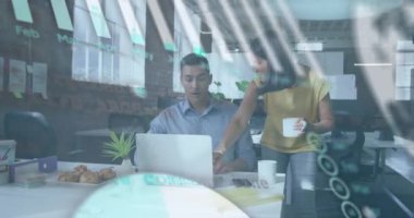 Ofisteki çeşitli iş adamları üzerinde veri işleme animasyonu. Küresel iş ve dijital arayüz kavramı, dijital olarak oluşturulmuş video.