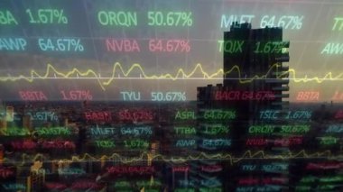 Finansal veri işlemenin animasyonu ve şehir manzarası istatistikleri. Küresel iş, finans, veri işleme ve bağlantılar konsepti dijital olarak oluşturulmuş video.