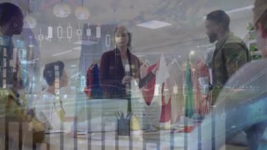 Ofisteki çeşitli iş adamları üzerinde finansal veri işleme animasyonu. Küresel iş, finans, bilgisayar ve veri işleme kavramı dijital olarak oluşturulmuş video.