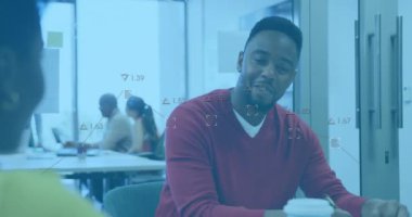 Ofisteki çeşitli iş adamları üzerinde finansal veri işleme animasyonu. Küresel iş, finans, bilgisayar ve veri işleme kavramı dijital olarak oluşturulmuş video.