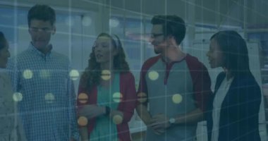 Ofisteki çeşitli iş adamları üzerinde finansal veri işleme animasyonu. Küresel iş, finans, bilgisayar ve veri işleme kavramı dijital olarak oluşturulmuş video.