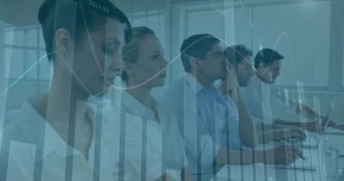 Ofisteki çeşitli iş adamları üzerinde finansal veri işleme animasyonu. Küresel iş, finans, bilgisayar ve veri işleme kavramı dijital olarak oluşturulmuş video.