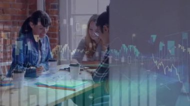 Ofisteki çeşitli iş adamları üzerinde veri işleme animasyonu. Küresel iş ve dijital arayüz kavramı, dijital olarak oluşturulmuş video.