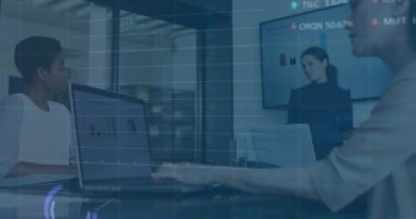 Ofisteki çeşitli iş adamları üzerinde veri işleme animasyonu. Küresel iş ve dijital arayüz kavramı dijital olarak oluşturulmuş video.