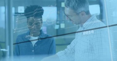 Ofisteki çeşitli iş adamları üzerinde veri işleme animasyonu. Küresel iş, finans, bilgisayar ve veri işleme kavramı dijital olarak oluşturulmuş video.