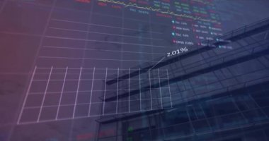 Şehir manzarası üzerinde veri işleme animasyonu. küresel iş ve dijital arayüz kavramı dijital olarak oluşturulmuş video.