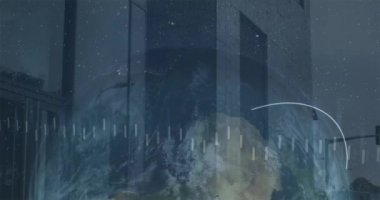 Veri işleme üzerinde dünya ve şehir manzarasının animasyonu. küresel iş ve dijital arayüz kavramı dijital olarak oluşturulmuş video.