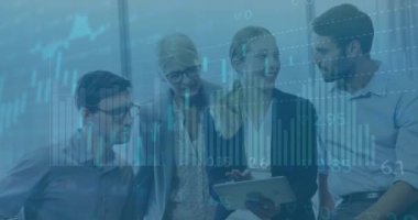 Ofisteki çeşitli iş adamları üzerinde finansal veri işleme animasyonu. Küresel iş, finans, bilgisayar ve veri işleme kavramı dijital olarak oluşturulmuş video.