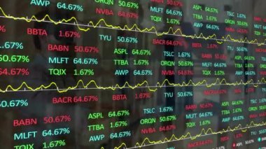 Çeşitli iş adamları üzerinde veri işleme animasyonu. küresel iş ve dijital arayüz kavramı dijital olarak oluşturulmuş video.