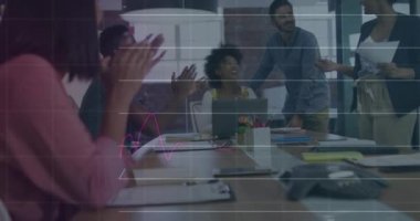 Ofisteki çeşitli iş adamları üzerinde finansal veri işleme animasyonu. Küresel iş, finans, bilgisayar ve veri işleme kavramı dijital olarak oluşturulmuş video.