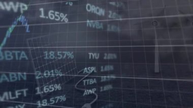 Rüzgar türbinleri üzerinde veri işleme animasyonu. küresel iş ve dijital arayüz kavramı dijital olarak oluşturulmuş video.