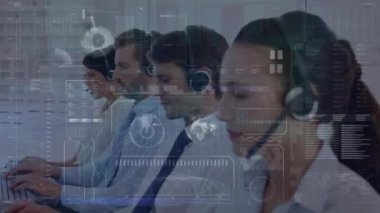 Telefon kulaklığı kullanarak iş adamlarından veri işleme animasyonu. Küresel hesaplama, finans, iş ve veri işleme kavramı dijital olarak oluşturulmuş video.