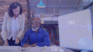 Ofisteki çeşitli iş adamları üzerinde veri işleme animasyonu. Küresel iş ve dijital arayüz kavramı, dijital olarak oluşturulmuş video.