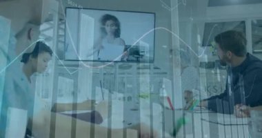 Ofiste çalışan iş adamları üzerinde finansal veri işleme animasyonu. Küresel iş bağlantıları ve veri işleme kavramı dijital olarak oluşturulmuş video.