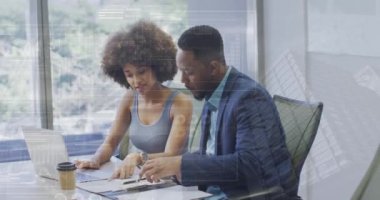 Ofisteki çeşitli iş adamları üzerinde finansal veri işleme animasyonu. Küresel iş, finans, bilgisayar ve veri işleme kavramı dijital olarak oluşturulmuş video.