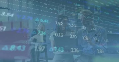 Ofiste dizüstü bilgisayarla tartışan çeşitli meslektaşlar üzerinde borsa veri işleme animasyonu. Küresel ekonomi ve iş teknolojisi kavramı