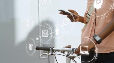 Akıllı telefon kullanılarak medya simgelerinin ele geçirilmesi. Küresel iş ve dijital arayüz kavramı dijital olarak oluşturulmuş video.