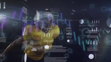 Afro-Amerikan erkek Amerikan futbolcu üzerinden veri işleme animasyonu. Küresel spor, bilgisayar ve dijital arayüz kavramı dijital olarak oluşturulmuş video.