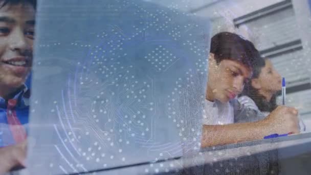 Анимирование Сканера Кода Микропроцессорных Соединений Над Индийским Мальчиком Помощью Ноутбука — стоковое видео