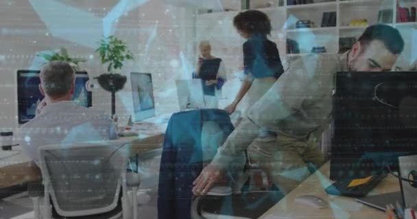 オフィスのノートパソコン上で働く白人男性の上に粒子や幾何学的な形状のアニメーション デジタル複合体 複数の露出 抽象および技術の概念 — ストック動画