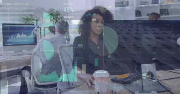 Анімація Інфографічного Інтерфейсу Аерофотозйомка Сонячних Панелей Афроамериканська Жінка Ноутбуком Цифрова — стокове відео