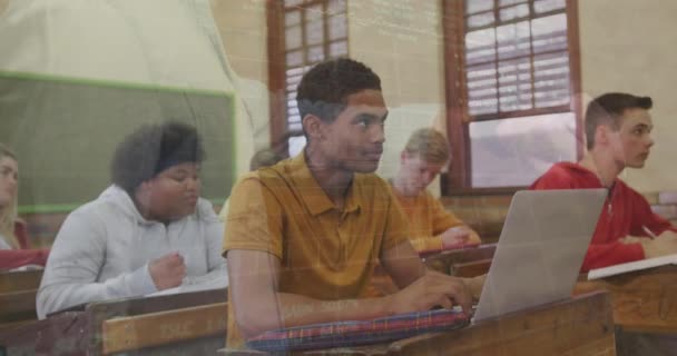 ラップトップを使用して多様な学生に対するデータ処理のアニメーション グローバル教育とデジタルインターフェースの概念デジタル生成されたビデオ — ストック動画