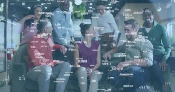Анімація Мережі Язків Текстами Над Різноманітними Бізнесменами Працюють Офісі Глобальний — стокове відео