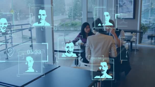 レポートを議論する多様な同僚の人々やアイコンのデジタル肖像画のアニメーション デジタル複合材 複数の露出 Nft オフィス 暗号通貨 チームワーク ビジネス テクノロジー — ストック動画