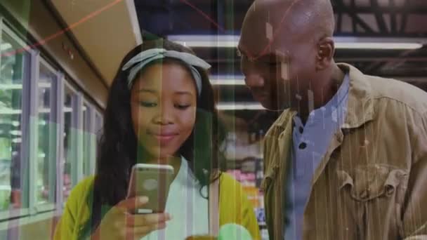 アフリカ系アメリカ人男性と女性の同僚の笑顔に関する統計データ処理のアニメーション グローバルネットワークとビジネスデータテクノロジーの概念 — ストック動画
